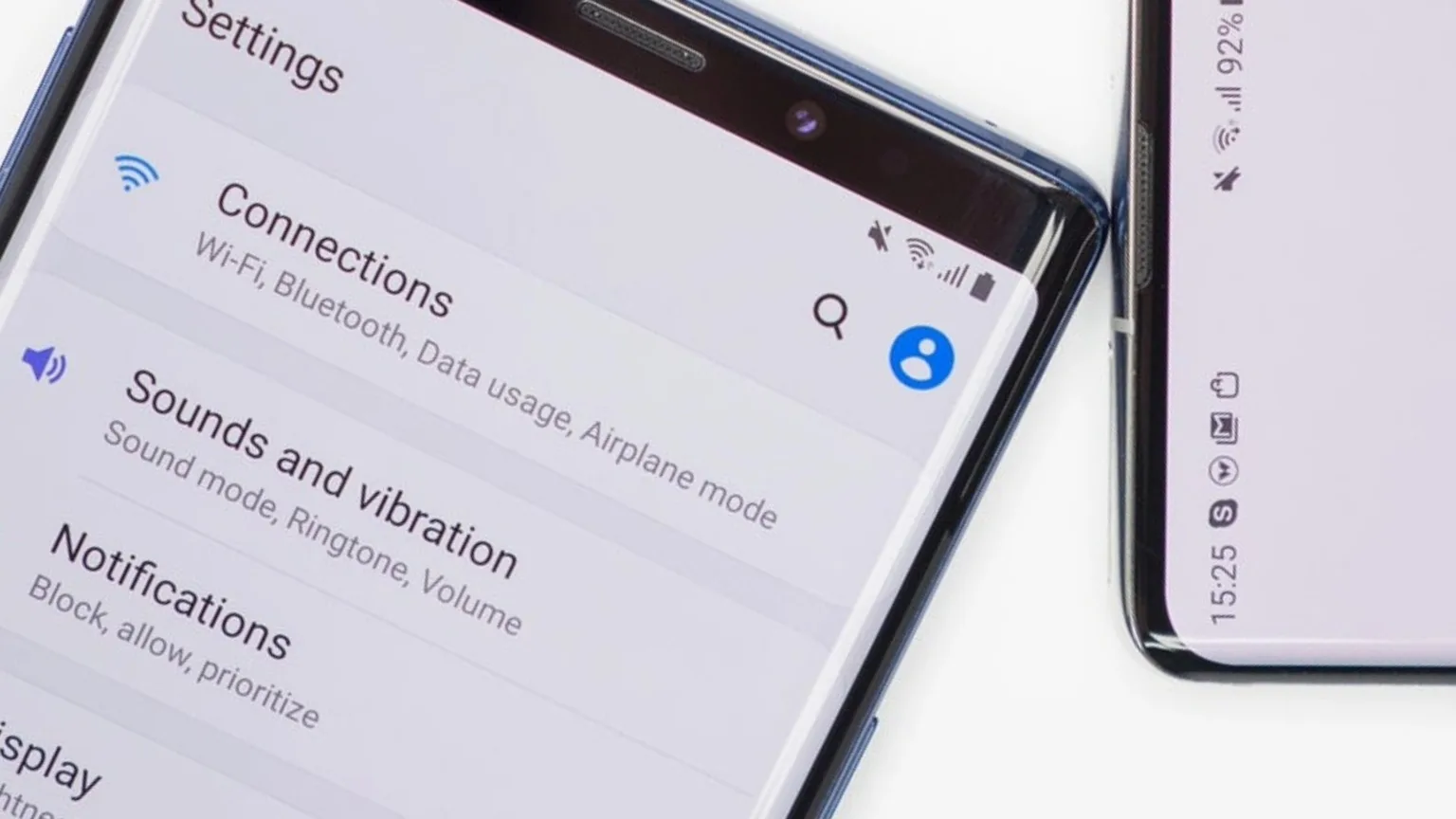 Google simplifica o acesso a redes Wi-Fi públicas para usuários Android 1 Imagem de smartphone com acesso a Wi-Fi
