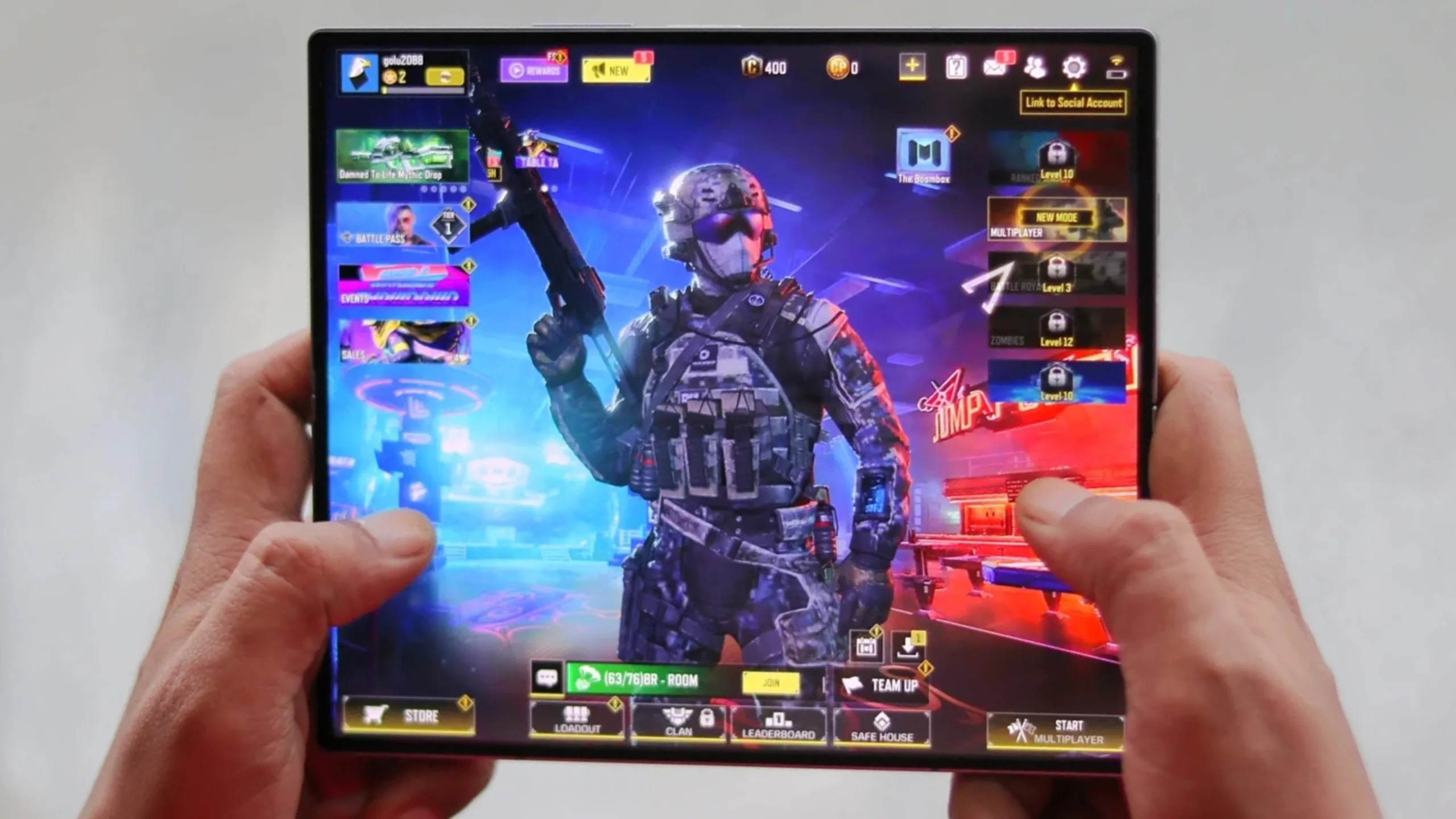 Samsung lança plataforma de jogos em nuvem para dispositivos móveis: o hardware ainda importa? 2 Pessoa jogando em dispositivo dobrável da Samsung