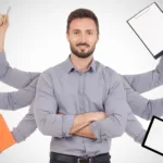 Homem multitarefa representando o gerenciamento eficiente de tarefas, segurando itens como teclado, tablet, caderno, e outros dispositivos, simbolizando produtividade e organização no Linux 6.13.