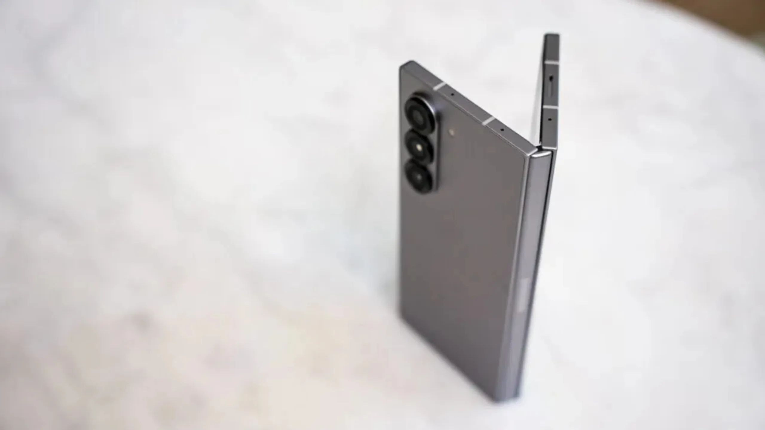 Samsung pode mudar design de dobráveis devido a temores sobre tarifas comerciais com a China 2 Imagem de Samsung Galaxy Z Fold 6 SE
