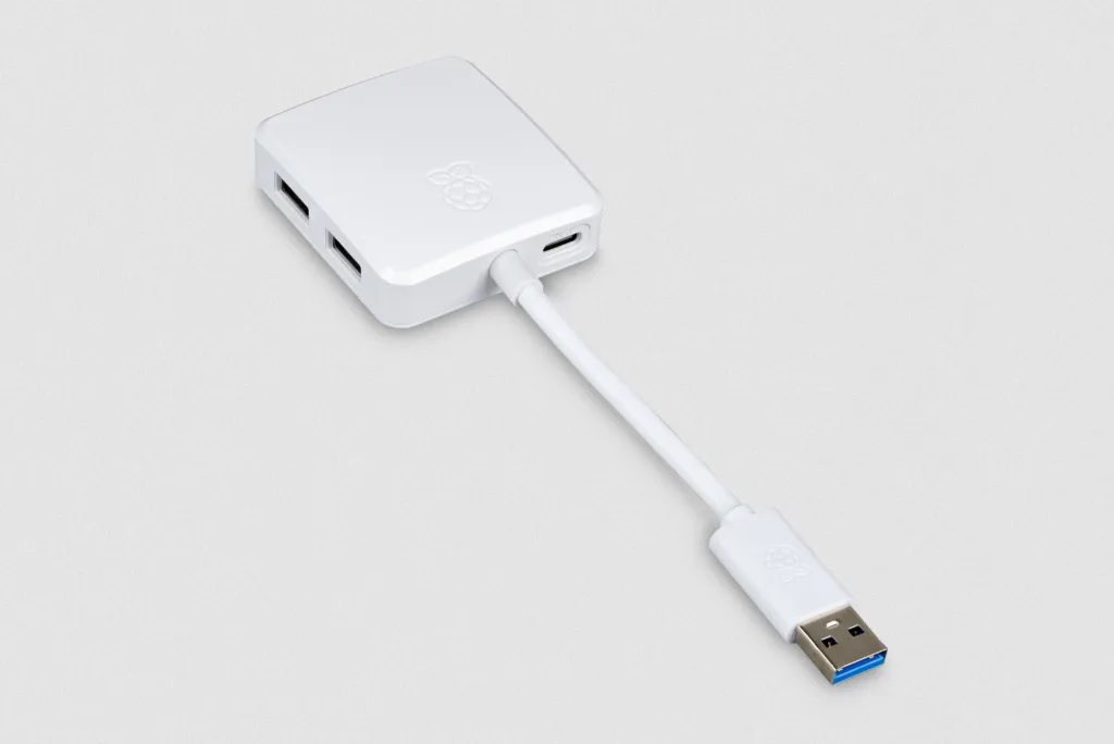 Hub USB 3.0 oficial da Raspberry Pi com design compacto em branco, contendo um cabo fixo USB-A de 8 cm e quatro portas USB para expansão de conexões.