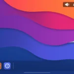 Tela inicial do webOS Open Source Edition exibindo um plano de fundo colorido com ondas e ícones de aplicativos na parte inferior, incluindo opções para configurações e vídeo, além de ícones de volume, notificações, e Wi-Fi no canto superior direito.