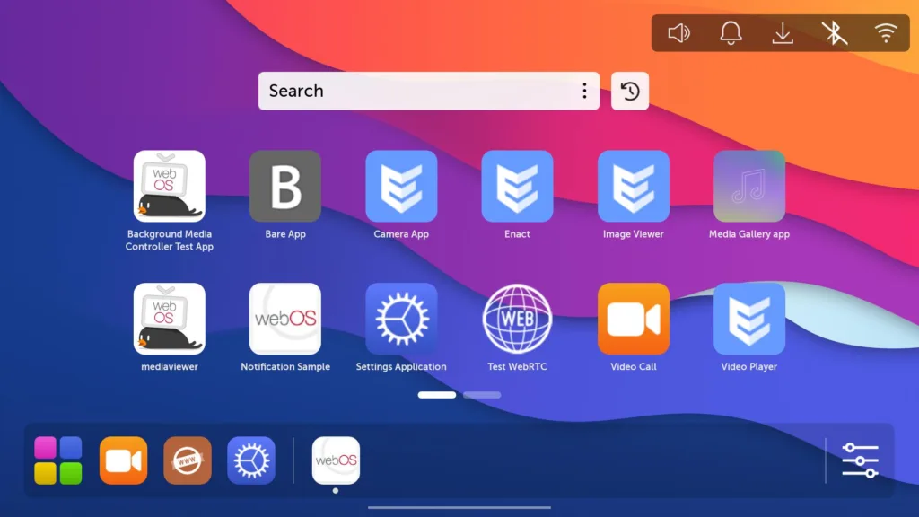 Tela inicial do webOS Open Source Edition mostrando vários aplicativos, incluindo Camera App, Enact, Image Viewer, Media Gallery, Video Call e Video Player, além de um campo de busca na parte superior e ícones de configurações, volume, notificações e Wi-Fi no canto superior direito.
