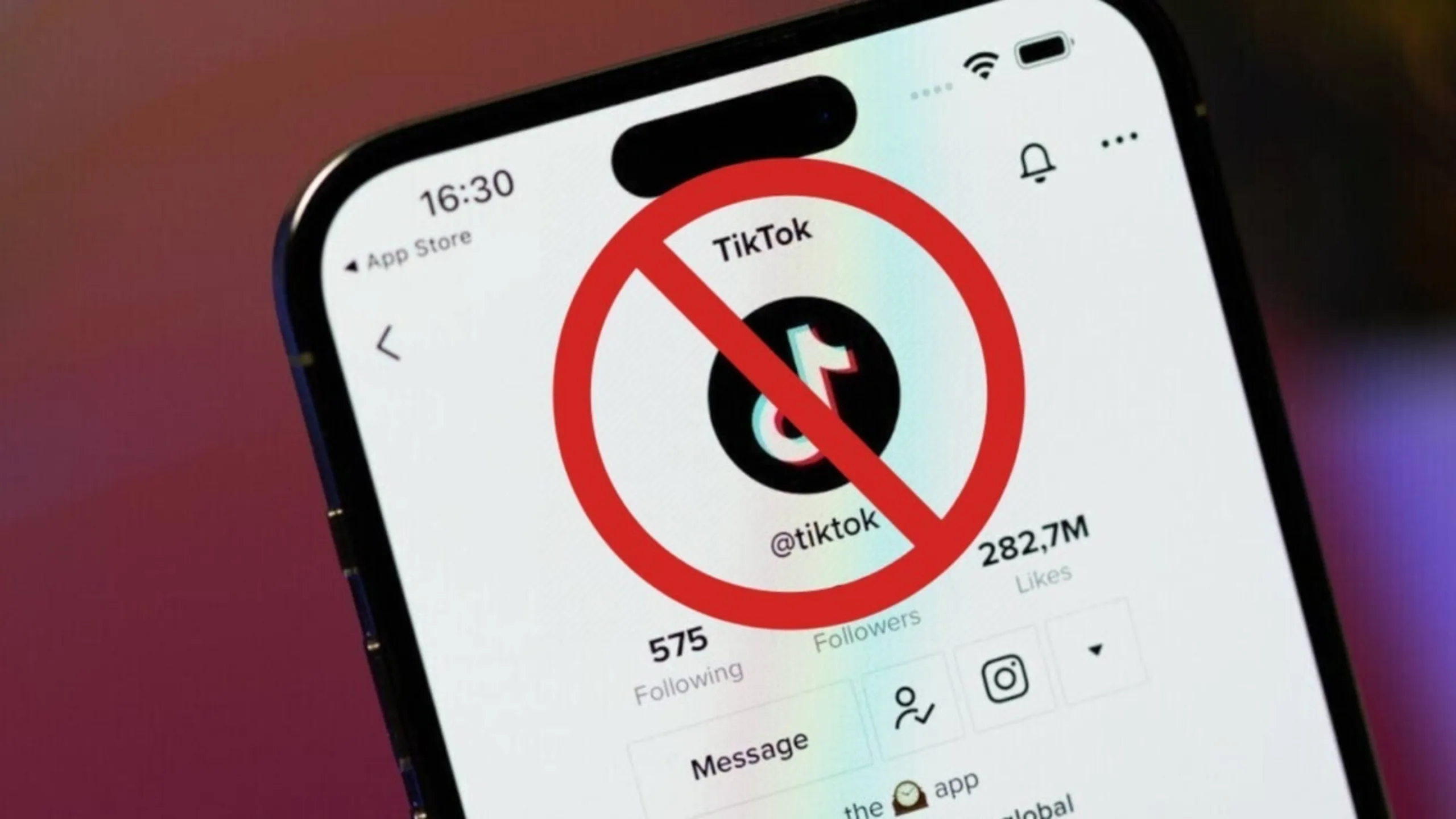 Imagem de smartphone com página do TikTok aberta