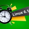 Um despertador preto com fundo verde vibrante e elementos gráficos amarelos, destacando o texto "Linux 6.12", simbolizando o momento crucial do anúncio oficial desta versão como kernel de suporte de longo prazo (LTS).