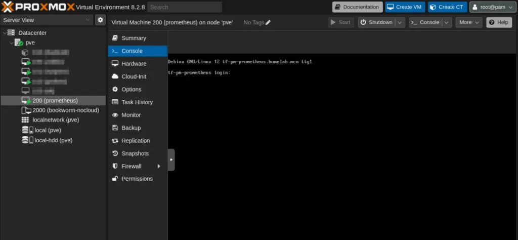 Interface do Proxmox Virtual Environment 8.2.8 mostrando a tela de console de uma máquina virtual chamada 'prometheus', rodando Debian GNU/Linux 12, com uma visão detalhada do menu de navegação à esquerda.