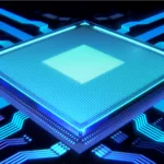 Ilustração de um chip eletrônico em tons de azul com conexões digitais, simbolizando a integração avançada de memórias heterogêneas e tecnologia de alta performance.