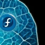Logotipo do Fedora Linux com um fundo abstrato em tons de azul e branco, representando o Fedora 42 e suas inovações no sistema operacional.