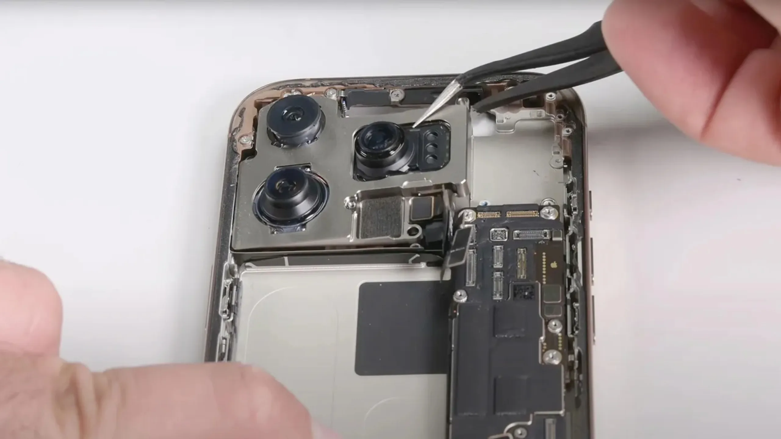 Samsung pode desenvolver sensor de câmera empilhado para iPhone 18 2 Imagem de câmera de iPhone desmontada