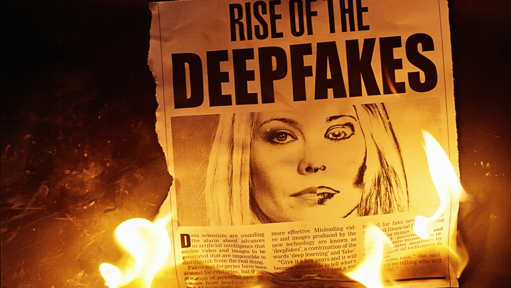 Representação digital do conceito de deep fake com rosto em wireframe, cérebro artificial e chip de IA.