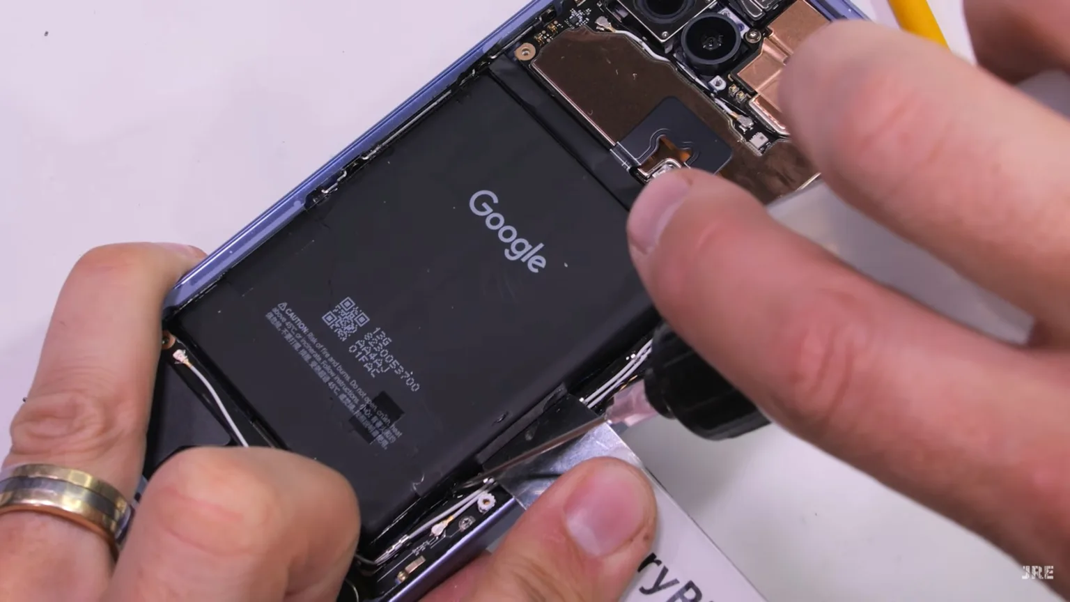 Pixel 9a decepciona com bateria difícil de substituir, revela desmontagem 1 Bateria Pixel 91