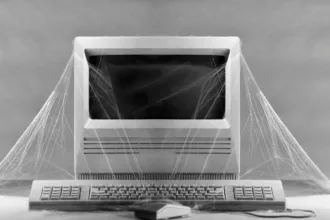 Computador obsoleto coberto por teias de aranha representando hardware RISC-V antigo sem suporte no Ubuntu RISC-V RVA23
