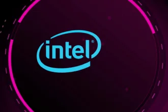 Logo da Intel em destaque com fundo gráfico futurista, representando o lançamento do Intel Compute-Runtime 25.22.33944.8.