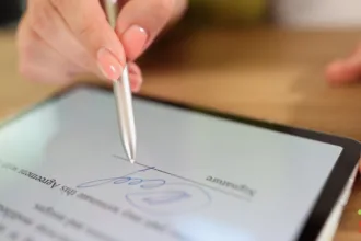 Usuário utilizando a Galaxy Z Fold 7 S Pen para assinar documento digital