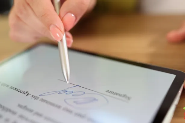Usuário utilizando a Galaxy Z Fold 7 S Pen para assinar documento digital
