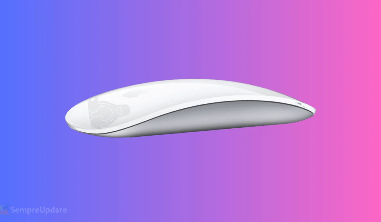 Foto do Apple Magic Mouse 2 USB-C conectado a um notebook Linux, com terminal exibindo uname -r e um ambiente gráfico ao fundo.
