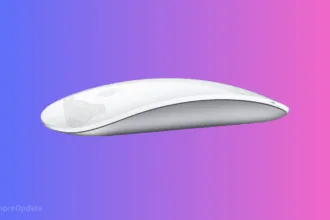 Foto do Apple Magic Mouse 2 USB-C conectado a um notebook Linux, com terminal exibindo uname -r e um ambiente gráfico ao fundo.