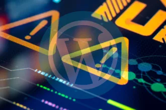 Alerta de segurança com ícones de atenção sobre fundo digital representando WordPress vulnerabilidades