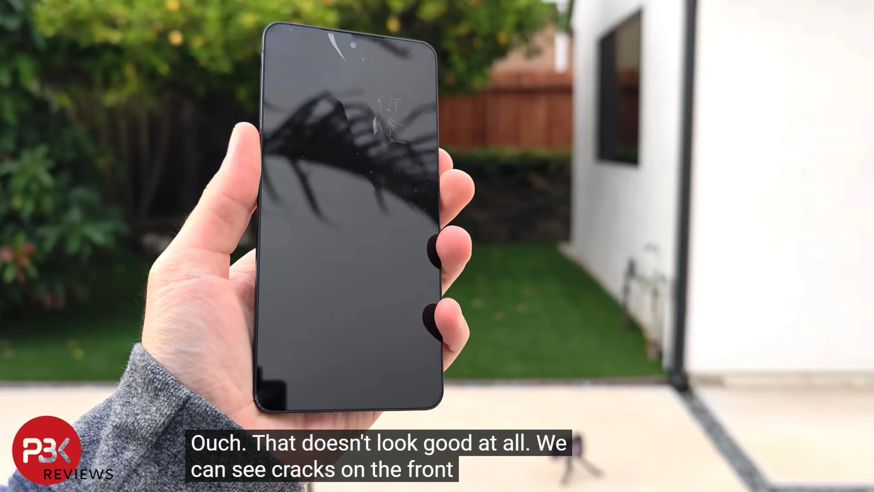 Galaxy S25 Edge: teste de queda revela fragilidades do celular fino da Samsung 2 Galaxy S25 Edge em teste de queda mostrando rachaduras no vidro Gorilla Glass Ceramic 2