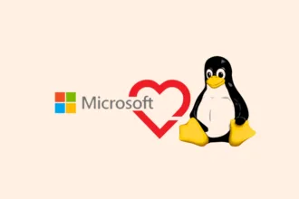 Logo da Microsoft ao lado do mascote Tux, simbolizando a abertura do WSL Open Source.