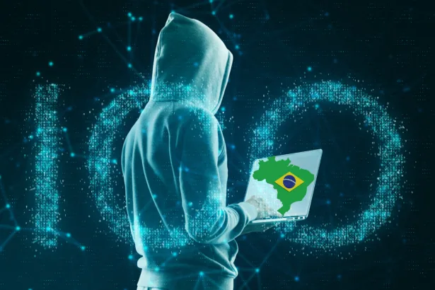 Hacker segurando notebook com mapa do Brasil, representando a ameaça do malware Shadow Vector.