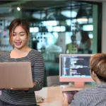 Desenvolvedores utilizando laptops Apple para testar contêineres Linux com Apple Container no Mac