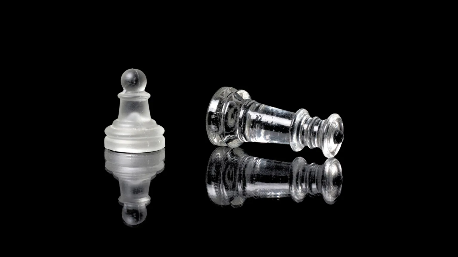 Peão de vidro opaco em pé e rei transparente caído simbolizando o conflito entre Linus Torvalds e Kent Overstreet no debate sobre o bcachefs