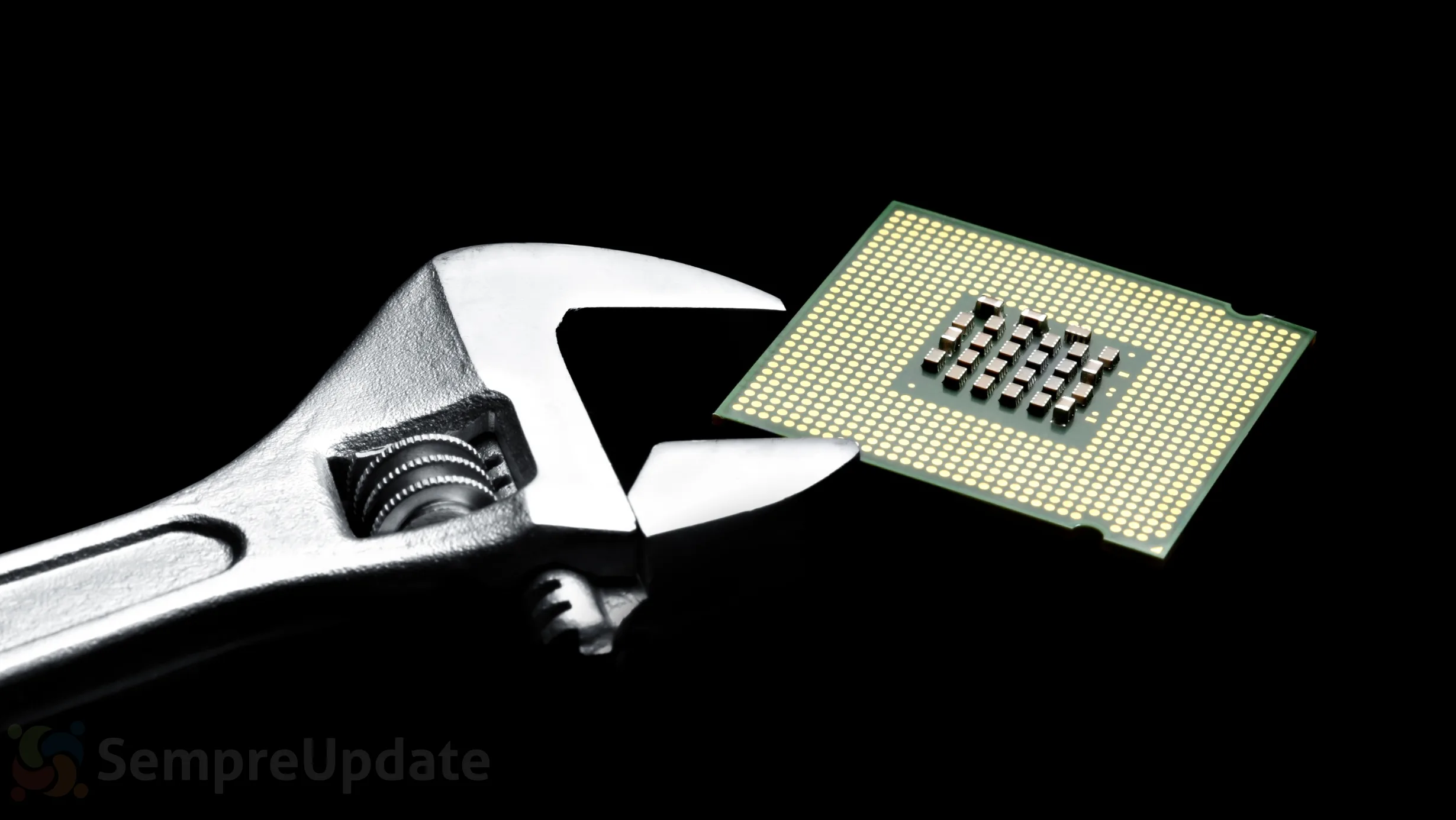 Monitoramento de CPU no Linux ilustrado por chip sendo calibrado com turbostat