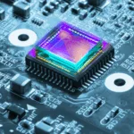 Chip sobre placa-mãe com destaque colorido, representando os avanços do monitoramento de hardware no Linux Kernel 6.16