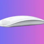 Foto do Apple Magic Mouse 2 USB-C conectado a um notebook Linux, com terminal exibindo uname -r e um ambiente gráfico ao fundo.