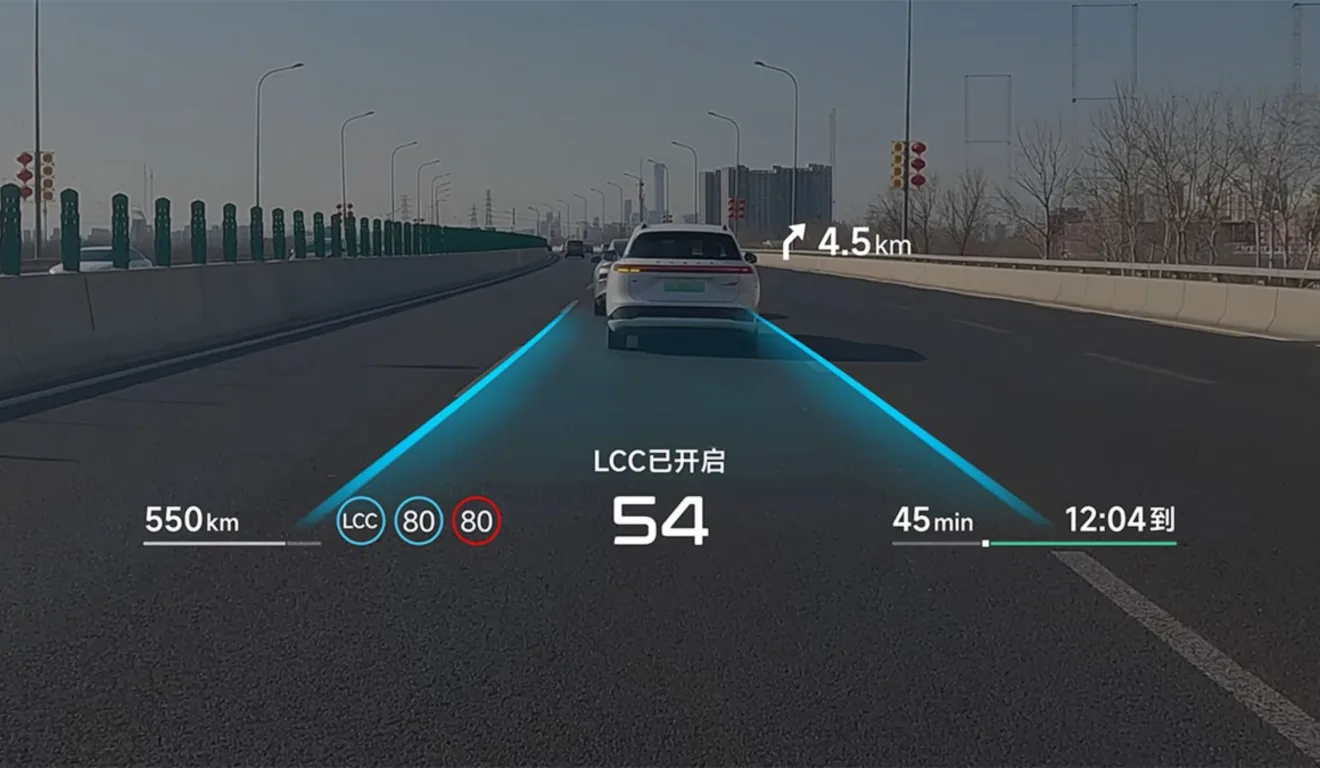 Visual do AR-HUD da XPeng projetado no para-brisa do SUV G7 com dados em realidade aumentada