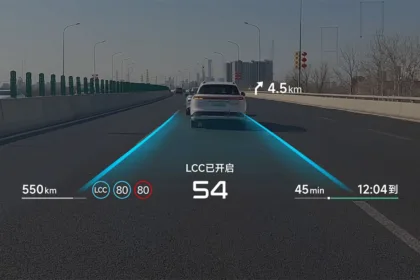 Visual do AR-HUD da XPeng projetado no para-brisa do SUV G7 com dados em realidade aumentada