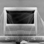 Computador obsoleto coberto por teias de aranha representando hardware RISC-V antigo sem suporte no Ubuntu RISC-V RVA23