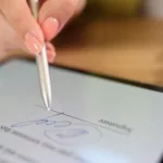Usuário utilizando a Galaxy Z Fold 7 S Pen para assinar documento digital