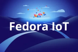 Ilustração em tons de azul com colinas onduladas, estrada sinuosa e balões coloridos no céu, exibindo o texto “Fedora IoT” em primeiro plano.