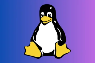 Pinguim Tux, o mascote do Linux, sobre fundo degradê azul e roxo