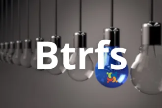 Sequência de lâmpadas com destaque para uma azul com logotipo, representando o impacto do acidente que criou o Btrfs no ecossistema Linux e na inovação em sistemas de arquivos.