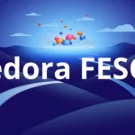 Logo do Fedora sobre fundo estilizado que representa aceleração do boot com zstd.