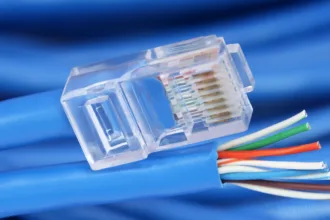 Cabo de rede Ethernet azul com fios expostos ilustrando o avanço do Kernel Linux com o driver Broadcom BNGE para velocidades de até 800 Gbps