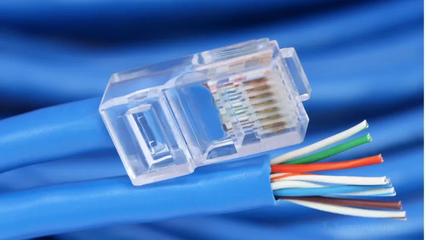 Cabo de rede Ethernet azul com fios expostos ilustrando o avanço do Kernel Linux com o driver Broadcom BNGE para velocidades de até 800 Gbps