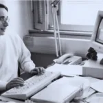 foto histórica de Linus Torvalds em 1991 usando computador 386 enquanto escreve o e‑mail