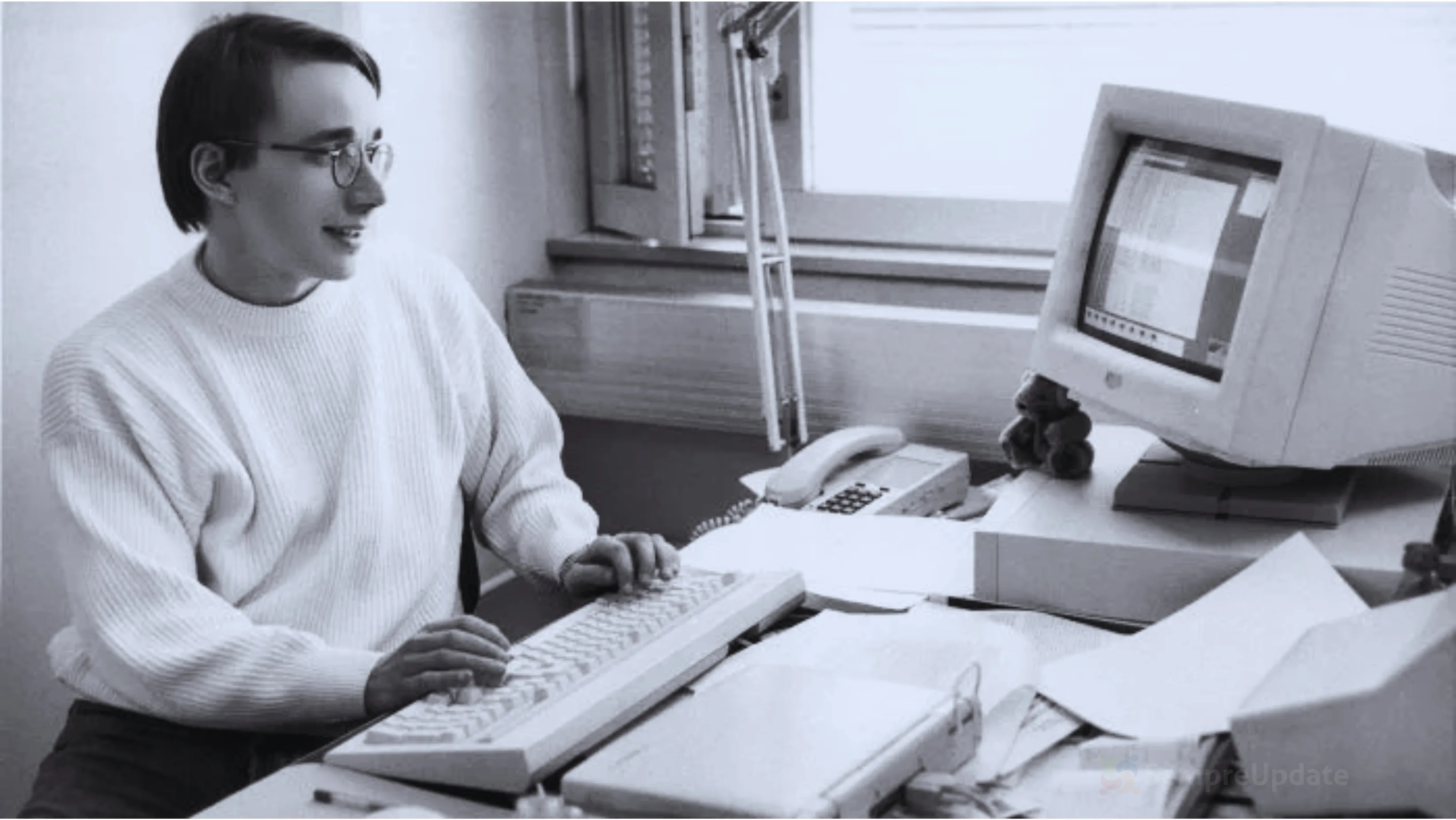 foto histórica de Linus Torvalds em 1991 usando computador 386 enquanto escreve o e‑mail