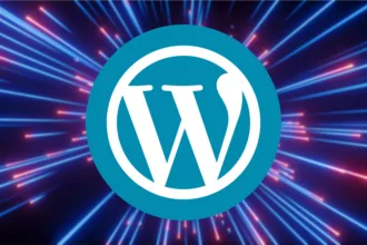 Logo do WordPress em destaque com fundo de feixes de luz, simbolizando o avanço tecnológico e o novo ciclo de lançamentos do WordPress 2025