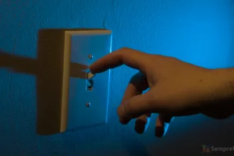 Ação simbólica de desligar ou hibernar Linux representada por um interruptor de luz sendo acionado