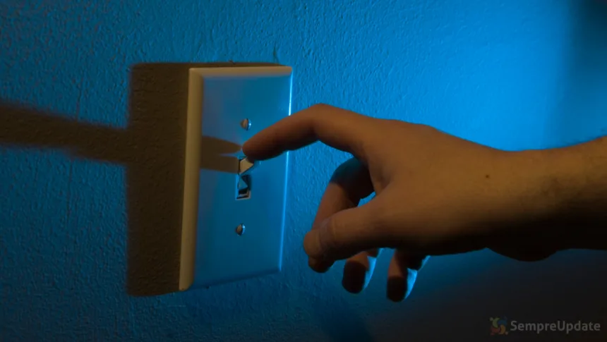 Ação simbólica de desligar ou hibernar Linux representada por um interruptor de luz sendo acionado