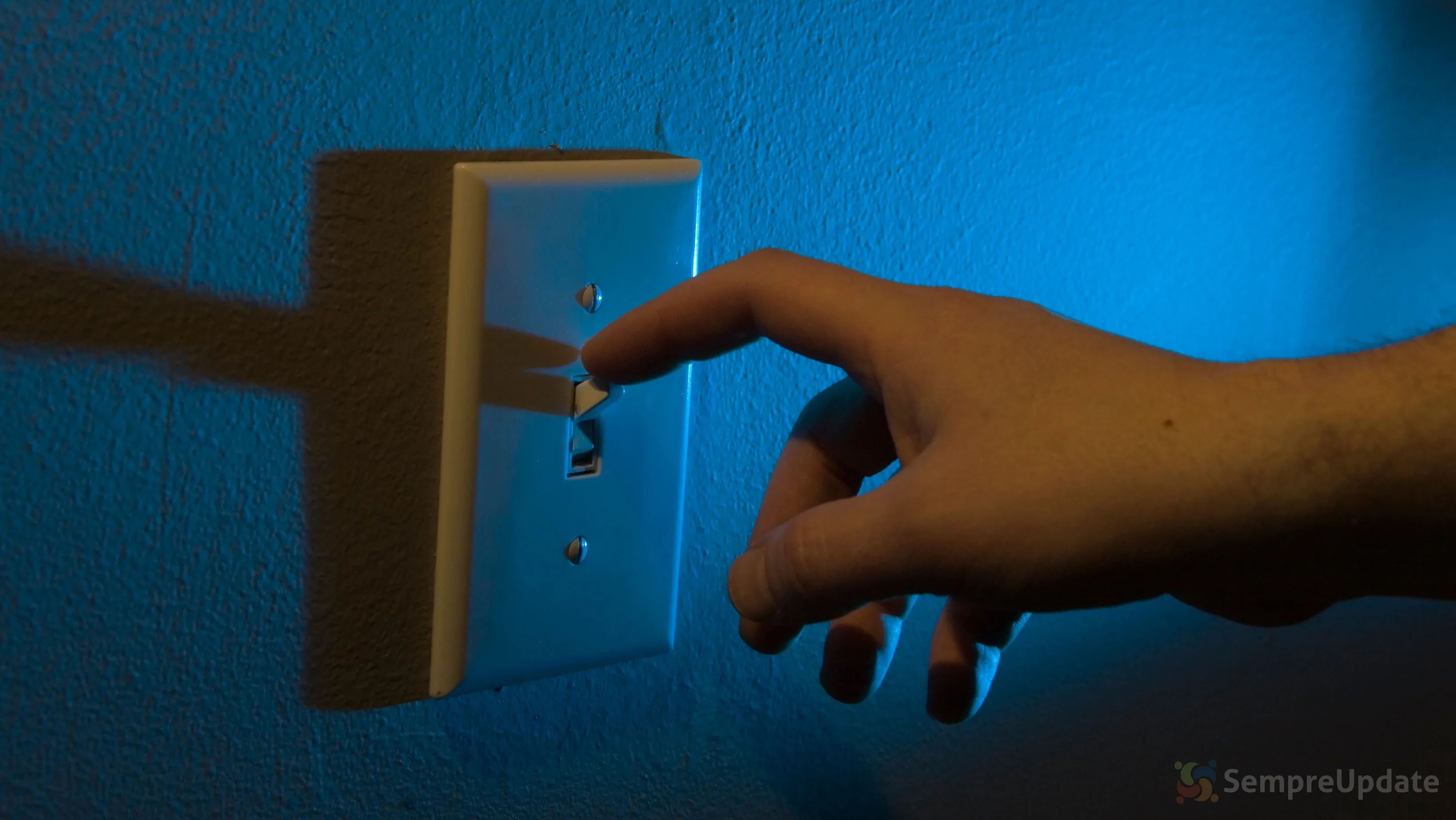 Ação simbólica de desligar ou hibernar Linux representada por um interruptor de luz sendo acionado