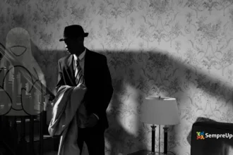 Agente secreto ao estilo noir com sombra e Tux, representando o modo espião Linux agindo discretamente