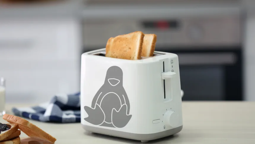 Torradeira branca com o mascote Tux do Linux, simbolizando o conceito de Linux em torradeira