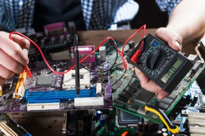 Arquitetura do Linux mostrando drivers, Kernel e interfaces de hardware