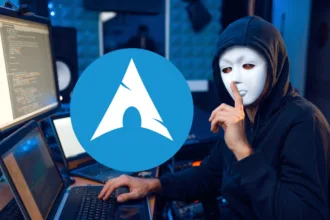 Hacker mascarado em ambiente escuro diante de múltiplos notebooks com código, sugerindo ataque de malware no Arch Linux; logo do Arch Linux em destaque